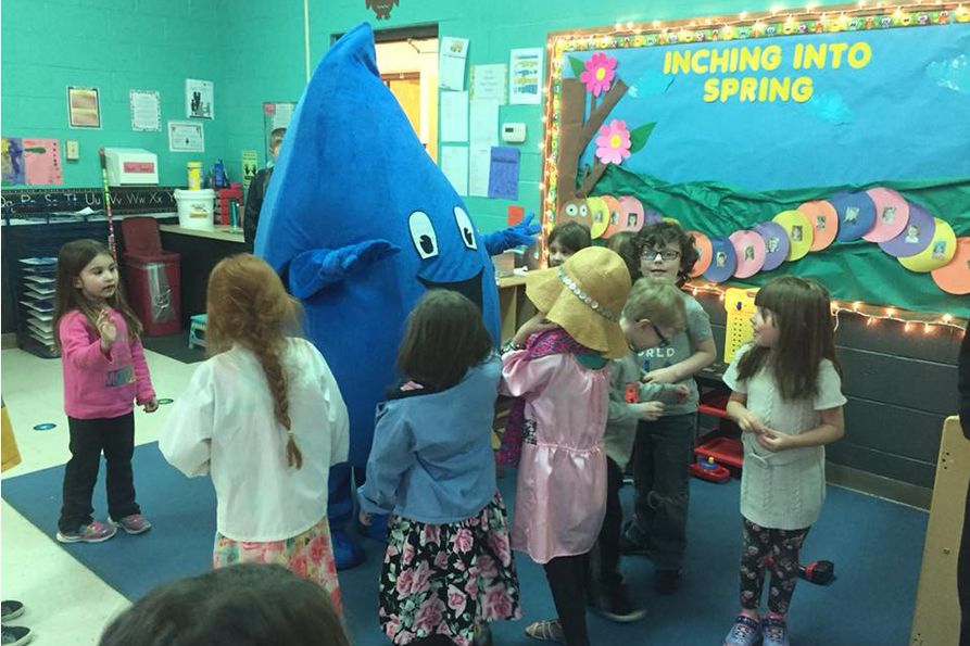 Quench, the Rethink Your Drink mascot, makes an appearance at an elementary school.